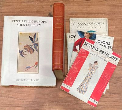 de nombreux livres sur la table et un livre sur la table