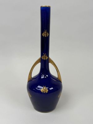 une image représentant un vase bleu orné d'un motif doré