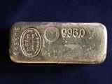 a gold bar with the date of the birth of a baby