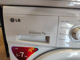 un gros plan d'une machine à laver sur laquelle se trouve un bouton