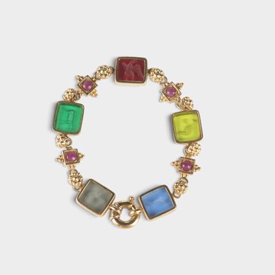 un gros plan d'un bracelet orné de pierres multicolores