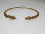un gros plan sur un bracelet en or orné de deux têtes d'alligator