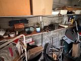 une pièce où règnent le désordre et où s'entassent beaucoup d'objets