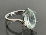 une image d'une bague sertie d'une aigue-marine