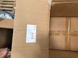 un homme qui tient une boîte sur laquelle est collé un autocollant