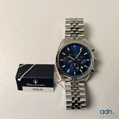 une photo d'une montre avec un cadran bleu