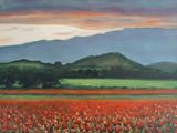 une peinture à l'huile représentant un champ de fleurs rouges avec des montagnes en arrière-plan