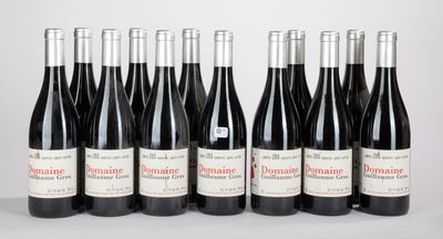 six bouteilles de vin rouge alignées
