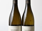 deux bouteilles de vin posées l'une à côté de l'autre sur une table en bois