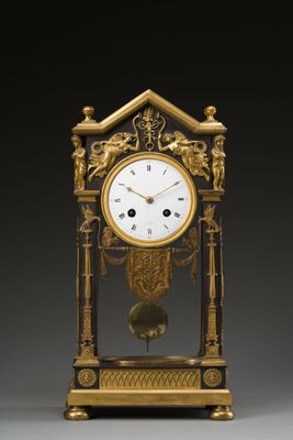 une horloge posée sur un socle dans la pièce