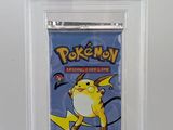 un gros plan d'une carte à collectionner Pokémon dans un étui en plastique