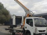 un camion blanc avec une grue à l'arrière