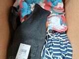 une boîte en carton remplie de vêtements et d'une étiquette