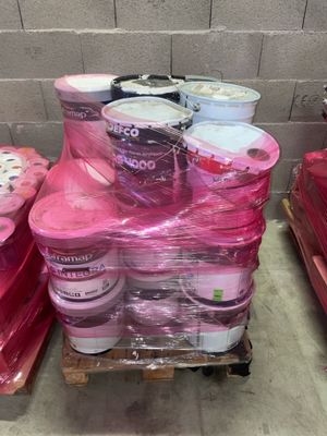 de nombreux rouleaux de papier toilette sur une palette dans un entrepôt