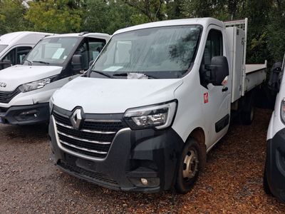de nombreux camions blancs garés en rangée sur un parking