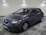 la voiture grise est garée sur un carrelage à carreaux
