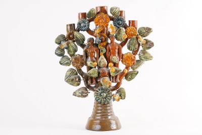 un vase dans lequel se trouve un bouquet de fleurs