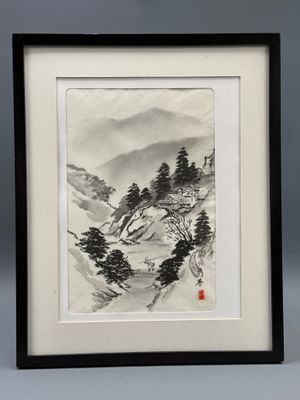 peinture à l'encre de Chine représentant un paysage de montagne avec des pins et un point rouge isolé