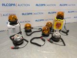 tout un tas de lampes de différents types posées sur la table