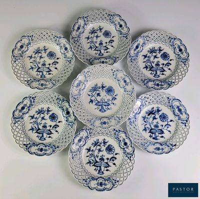 six assiettes bleues et blanches ornées de fleurs bleues sur fond blanc