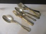 cinq cuillères en argent et deux cuillères en argent sur une table