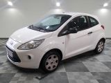 la photo d'une petite voiture blanche garée dans un garage