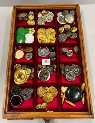 une boîte en bois remplie d'une multitude de pièces de monnaie de toutes sortes