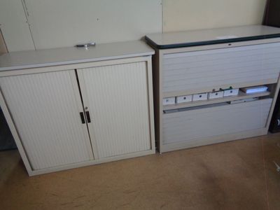 deux meubles et un meuble sur lequel est posée une télévision