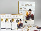 une boîte contenant les livres de Harry Potter posée sur une table