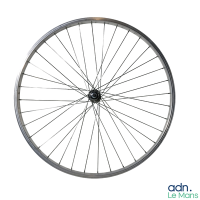 un gros plan d'une roue de vélo sur fond blanc