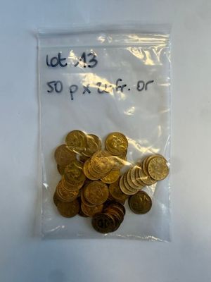 un sac rempli de pièces d'or posé sur une table blanche