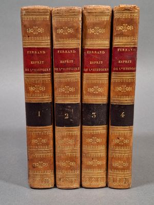 quatre vieux livres empilés les uns sur les autres sur une table