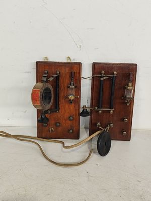 deux téléphones à l'ancienne posés sur une surface blanche