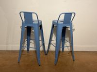 TOLIX. Paire de tabouret avec petit dossier bleu clair H. (photo 2)