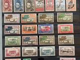une photo d'une collection de timbres exposée