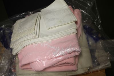 une pile de vêtements pliés dans un sac en plastique