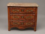 une commode ancienne avec dessus en marbre