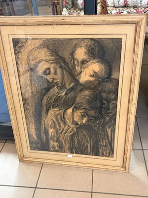 une vieille photo d'une femme tenant un enfant dans ses bras