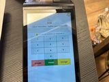 un téléphone portable posé sur une table, à côté d'un ordinateur portable