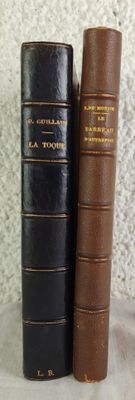 deux livres posés côte à côte sur une table