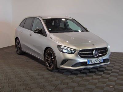 La Mercedes Classe B est garée sur un sol à damier dans un showroom