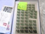 une boîte contenant de nombreux timbres, posée sur une table