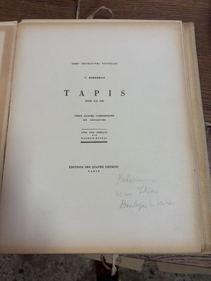 un livre ouvert sur une table en bois