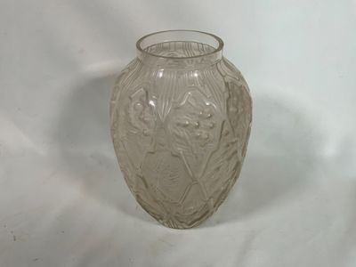 un vase en verre posé sur une surface blanche