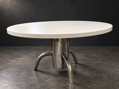 une photo d'une table blanche avec un piètement en métal dans une pièce sombre