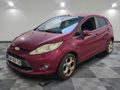 La Ford Fiesta rouge est garée sur un sol à damier.