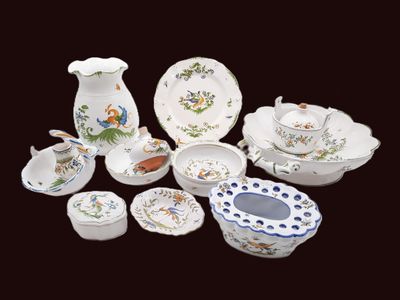 de nombreux types de plats et de tasses en porcelaine sur la table