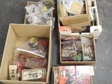 Plusieurs cartons contenant des objets divers sont posés par terre.