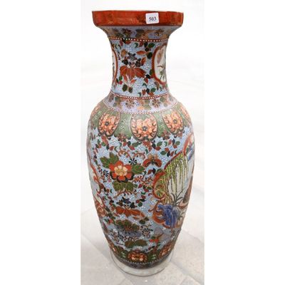 un vase posé sur une surface blanche