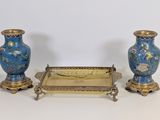 trois vases posés l'un à côté de l'autre sur une table